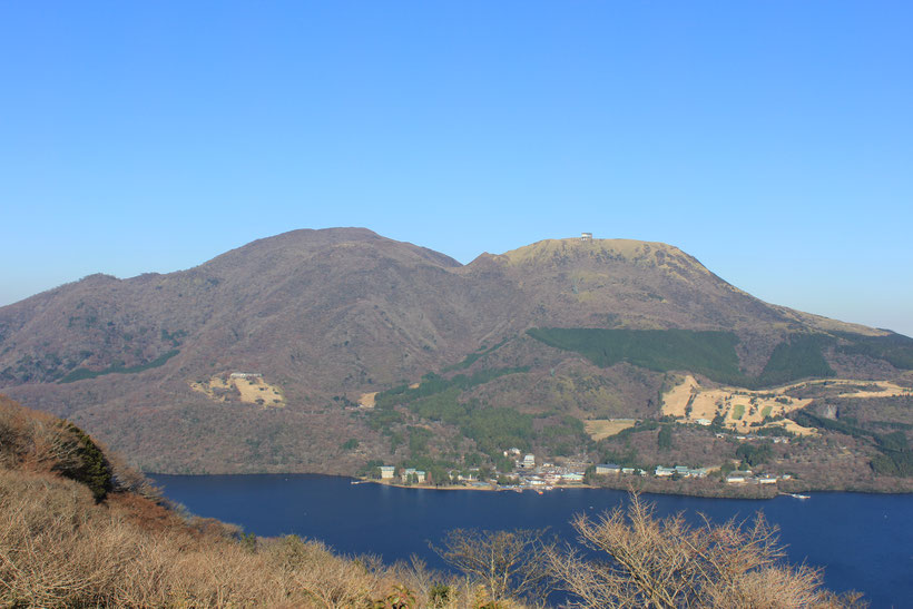 　　　　　　　　　　　　　　　　　　　　　　箱根山と芦ノ湖