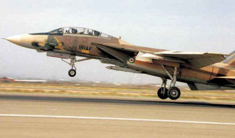 F-14 Tomcat con la vecchia colorazione a toni mediorientali.