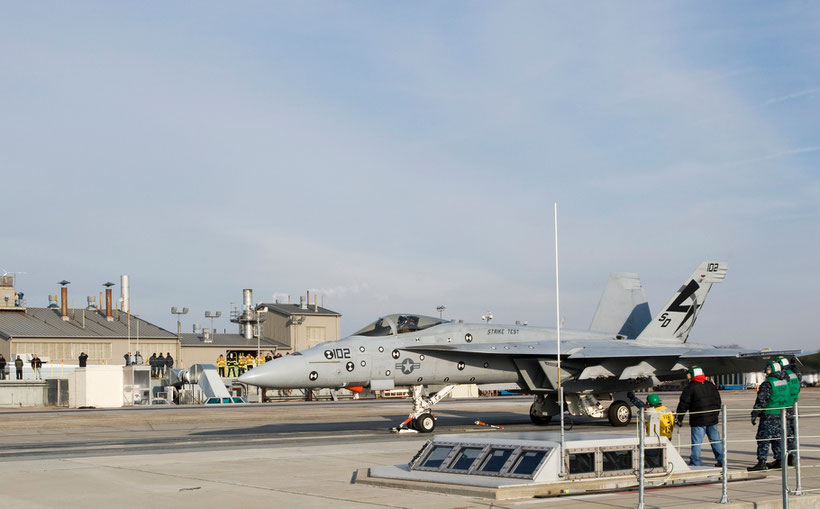 Un F/A-18E in attesa del lancio sulla base di Lakehurst dove l'US Navy nel 2009 ha installato una catapulta EMALS per le prove a terra / © US Navy