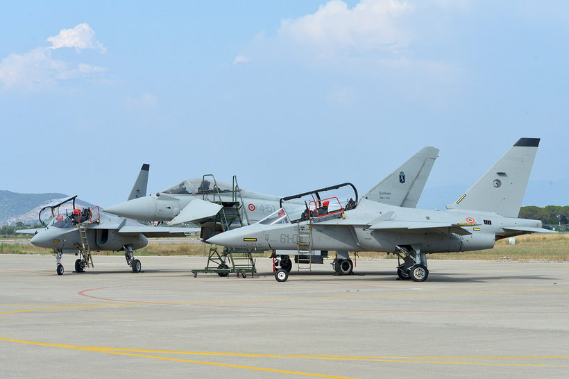 T-346A del 61° Stormo e in mezzo un EF-2000 Typhoon del 4° Stormo / © Aeronautica Militare