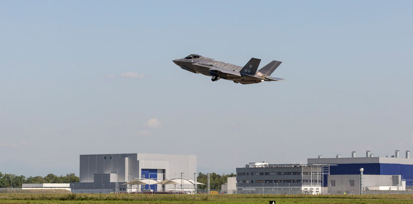 AL-1 mentre prende il volo da Cameri con ai comandi il collaudatore di Lockheed Martin Bill Gigliotti / © Todd McQueen