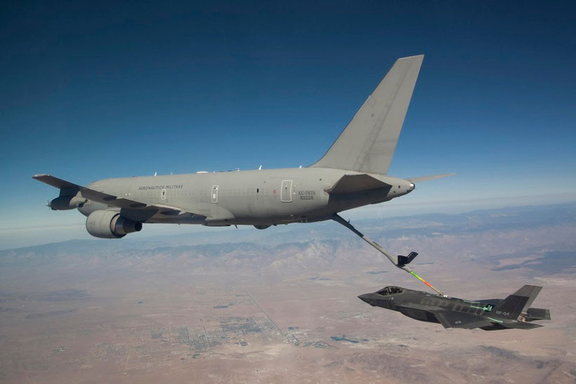 l'Esemplare AF-4 assegnato alla flotta per i test e le valutazioni agganciato al Tanker italiano / © USAF