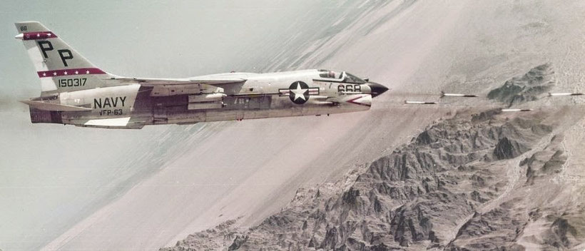 Razzi Zuni lanciati da un F-8E.
