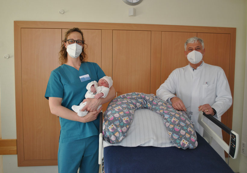 Die leitende Hebamme Gudrun Grosenick mit Mila und Chefarzt Dr. med. Gabor Heim laden zum ersten digitalen Infoabend am 4. Mai ein Foto: Franziskanerbrüder vom Heiligen Kreuz