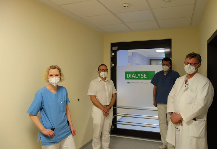 (von links) KfH-Nierenzentrum Leitungsteam mit stellvertretenden ärztlichen Leiterin Lydia Lutz, ärztlichen Leitern Dr. med. Jurij Ribel und Dr. Thorsten Walther und Dr. med. Clemens Ballmann, Leitender Oberarzt der Inneren Medizin und Gastroenterologie