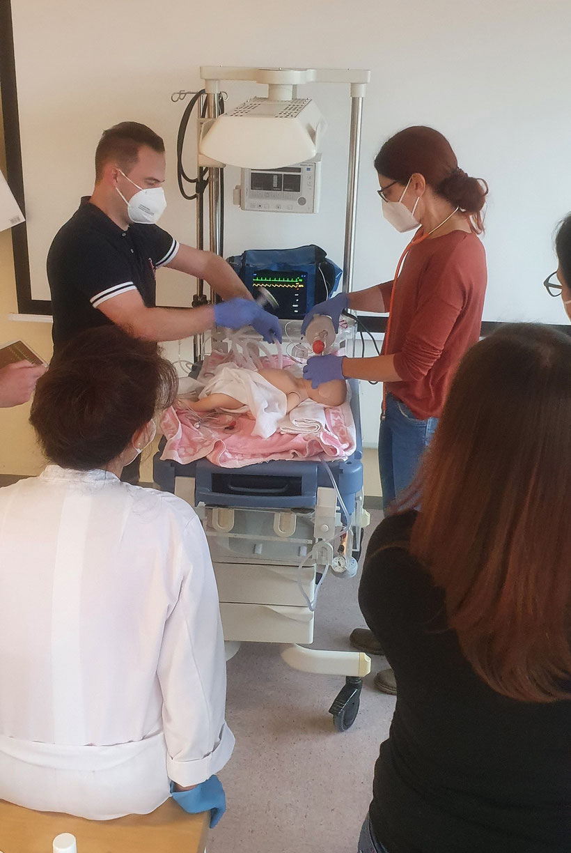 An speziellen Trainingspuppen werden die Situationen eingehend geübt, damit im Notfall jeder Handgriff sitzt. Fotoquelle: Firma MegaMed