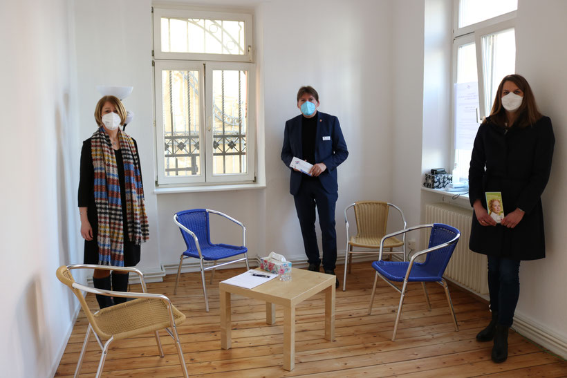 Regina Mayer (l.), Heiko Sippel und Dr. Vera Lanzen präsentieren die neuen Räumlichkeiten der Notruf- und Beratungsstelle für Frauen in Alzey. Foto: Simone Stier