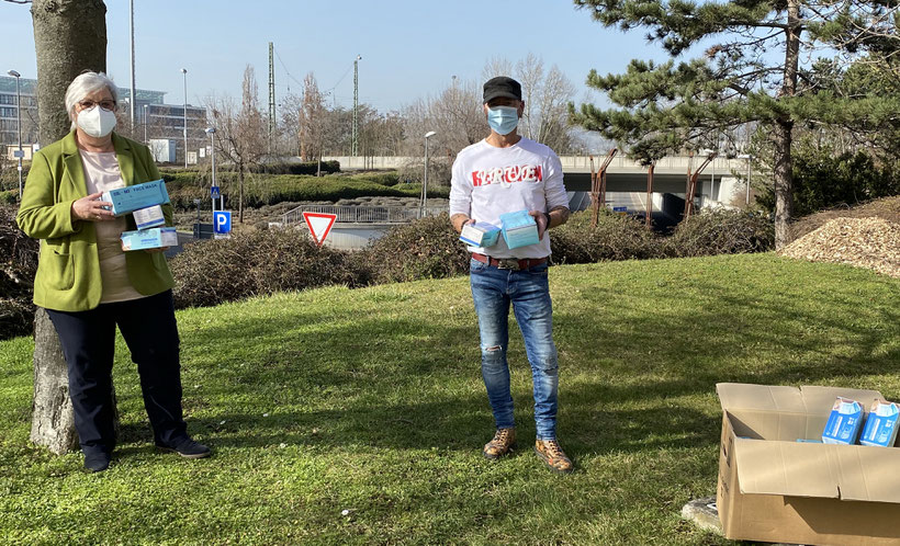 Kreisbeigeordnete Ursula Hartmann-Graham übergibt 4000 Masken für die Obdachloseninitiative Platte sowie für die Tafeln Bingen, Ingelheim und Sprendlingen an Herrn Blümlein. Foto: Kreisverwaltung Mainz-Bingen/Dörte Gebhard.