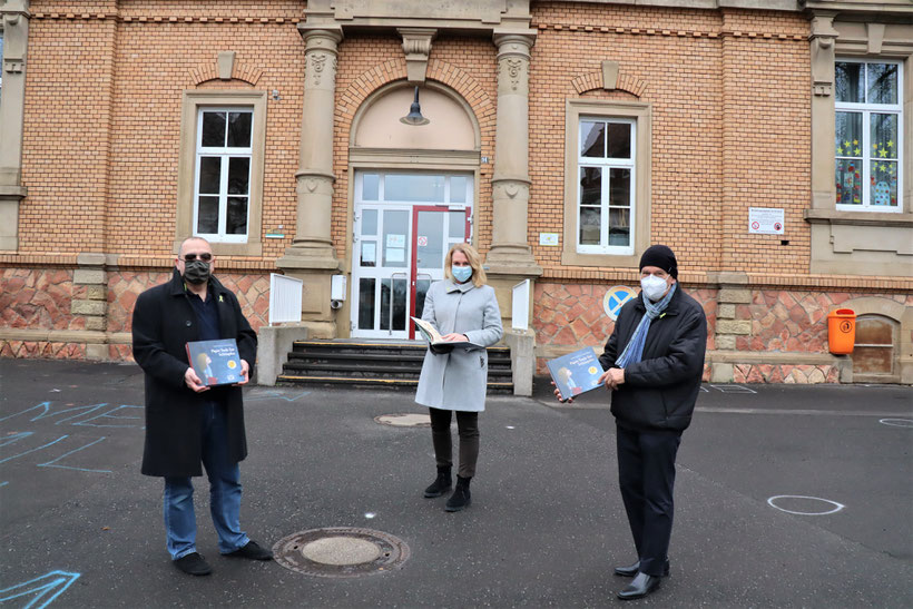 OB Dr. Heike Kaster-Meurer mit Manfred Schneider, Peerberater für seelische Gesundheit (links), und Dr. Richard Auernheimer, Geschäftsführer der Roswitha-Beck-Stiftung.