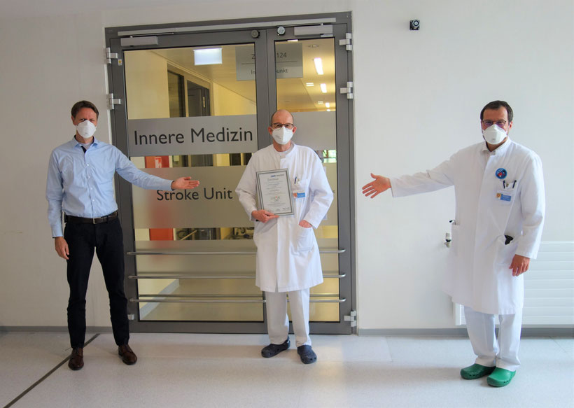 Der medizinische Vorstand Dr. med. Matthias Bussmann (links) und der ärztliche Direktor Professor Dr. med. Volker Schmitz (rechts) freuen sich mit dem Leiter der Stroke Unit, Dr. med. Thomas Middeldorf, über die Zertifizierung der Schlaganfalleinheit Fot