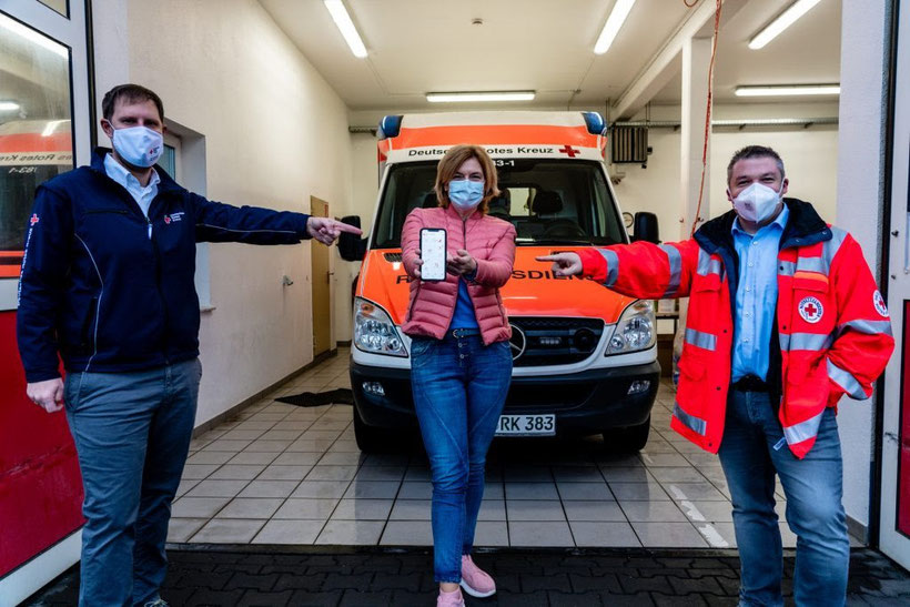Bundeslandwirtschaftsministerin Julia Klöckner präsentiert die DRK-Retter4U App bei einem Termin an der DRK-Rettungswache Bad Kreuznach. v.ln.r. Thomas Adrian (Leiter Rettungsdienst Bereich Nahe, Julia Klöckner, Philipp Köhler (Leiter Kommunikation) Foto