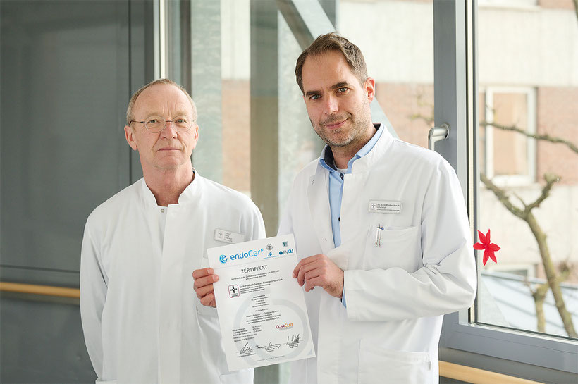 v.l. Rudolf Benz (Koordinator des EndoProthetikZentrums) und Chefarzt Dr. med. Erik Rothenbach freuen sich über die erfolgreiche Rezertifizierung.