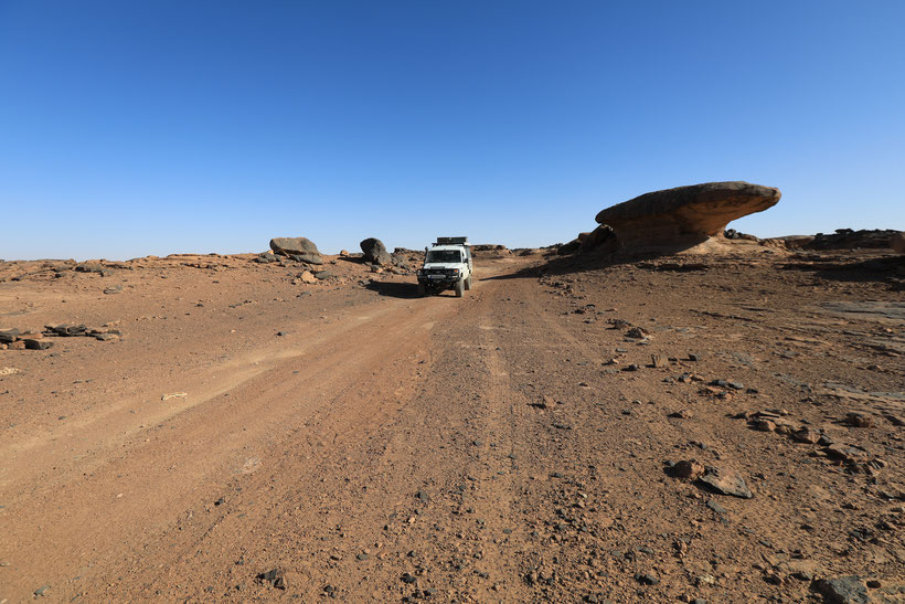 Hier der recht abgefahrene UFO-Felsen. Irgendein Idiot (Rallye, Veranstallter,...) hat hier überall Rote Pfeile auf die Felsen gesprüht