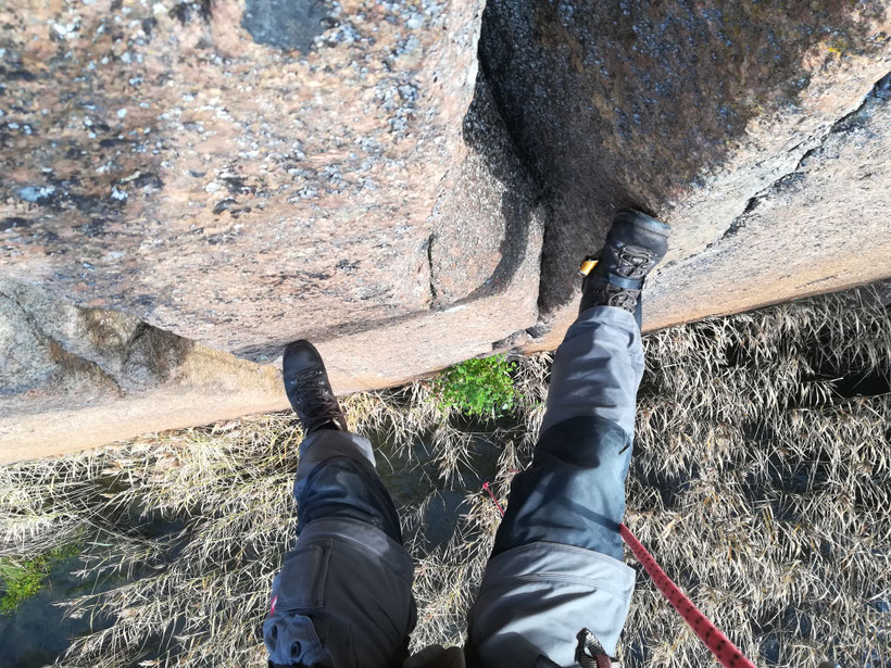 Geocaching an einer Klippe am Meer. Irgendwo da unten muss die Dose sein...