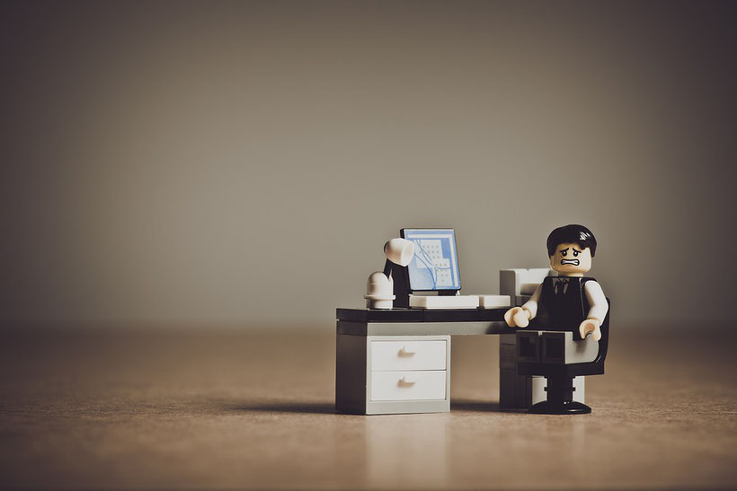 Tatort Büro - Rückenschmerzen und Verspannungen sind nach wie vor, die Hauptursache für Krankheitstage. Der Verdächtige: Die beachtliche Zeit, die wir am Tag im Sitzen verbringen.