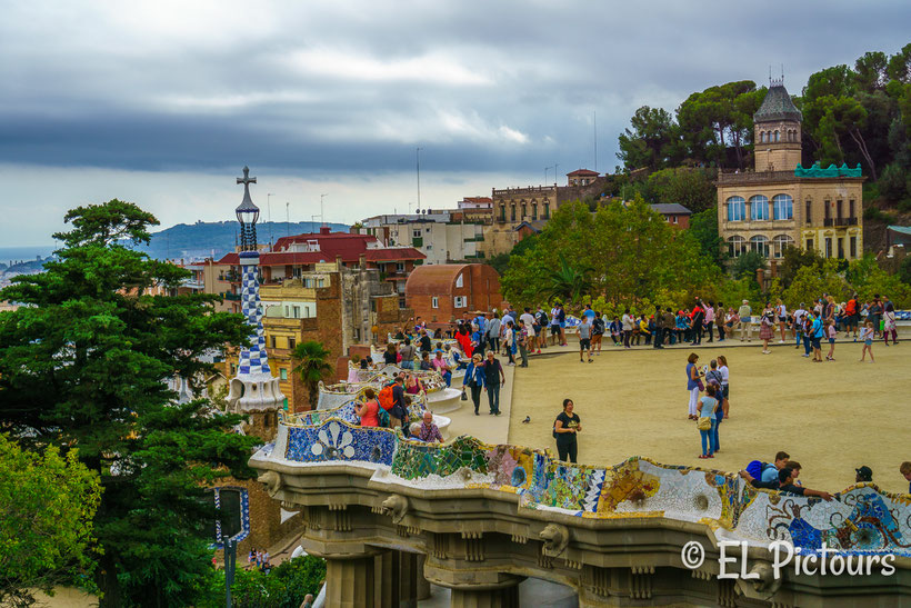 Gaudis Terrasse im Parc Guëll, Barcelona, Spanien