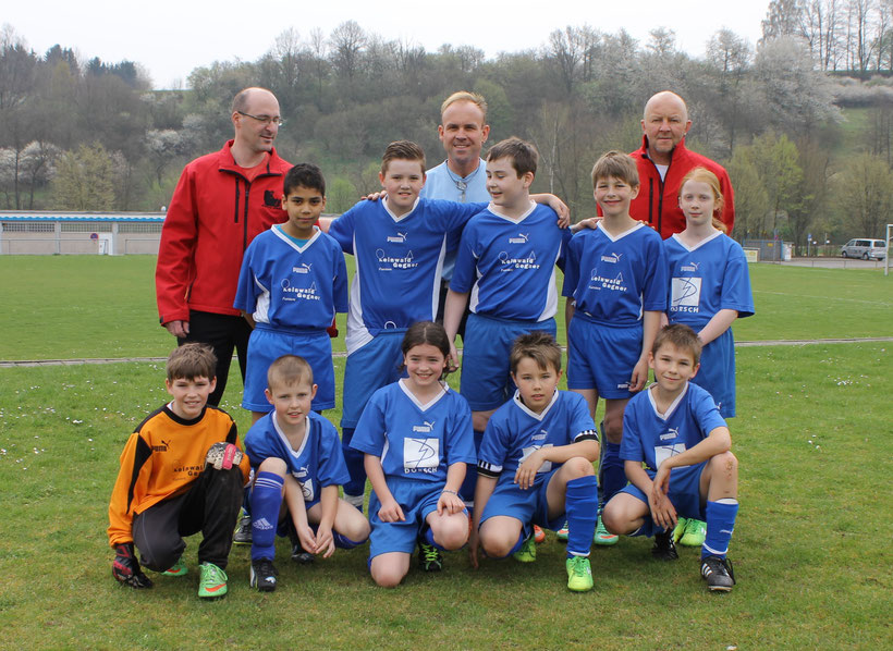 U 11 2013/14 (April 2014): Mit den Trainern Holger Friedrich (l.) und Udo Reuther, und Abtl.lt. Volker Dornheim