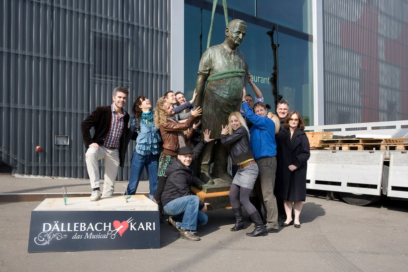 Errichtung der Dällebach Kari Statue vor dem Theater 11