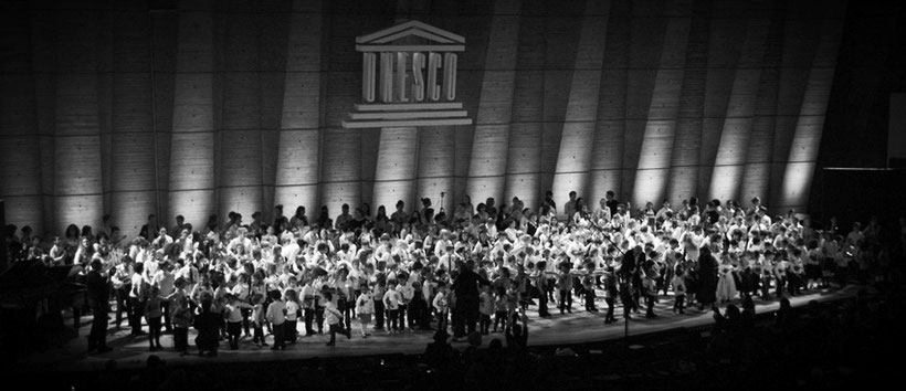 Photo noir et blanc du concert de musique lors du rassemblement national des élèves Suzuki de France à l'UNESCO à Paris