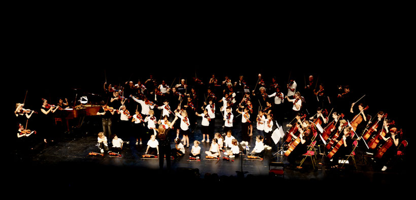 Photo noir et blanc du concert de musique lors du rassemblement national des élèves Suzuki de France à l'UNESCO à Paris