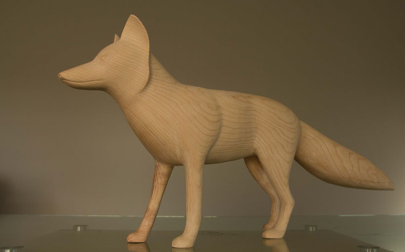 Sculpture d'un renard en bois de frène représentant un renard à l'échelle 2/3