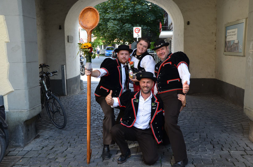 Eine Gruppe des Chelleländer Jodlerchörli aus Bauma in gelöster Stimmung