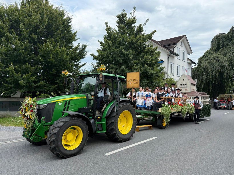 Stadt-Jodler Uster mit dem Umzugwagen
