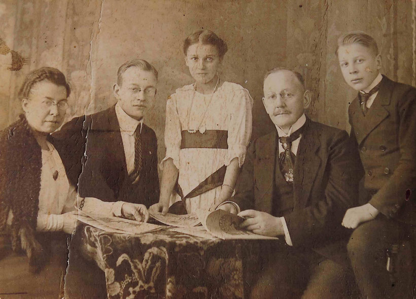 Die früheren Bewohner der Villa Uhlenhorst: Carl Heinrich Ossenbühl (zweiter von rechts) mit Familie. Er leitete Anfang des 20. Jahrhunderts die gegenüberliegende Papierfabrik. Links im Bild seine Frau Margarete, in der Mitte Tochter Lene. Bild um 1920.