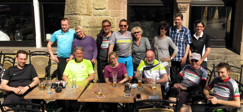 Zum Belohnungsbier sind auch Tourleiter Stefan (türkisfarbenes Trikot) und Bikewart Detlef (sitzend, vierter von links) geblieben