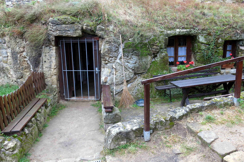 Zum Kaffeetrinken in die Höhle - Monika Herbst