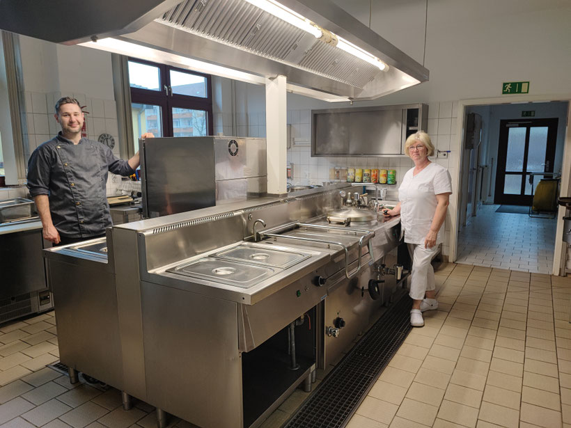 Was für ein Glück: Unsere Köchin und unser Koch versorgen uns jeden Tag mit einem leckeren Mittagessen. 
