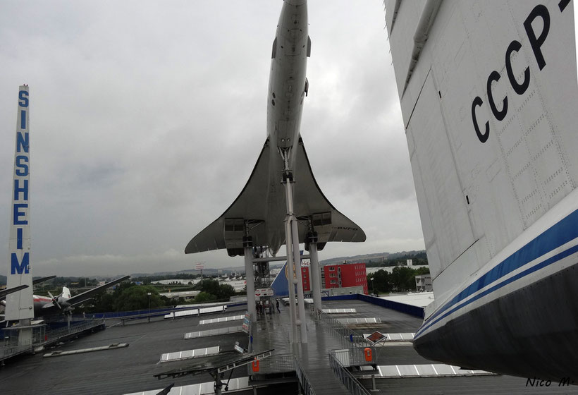 Heckleitwerk der Tu144 mit Blick auf die Condorde