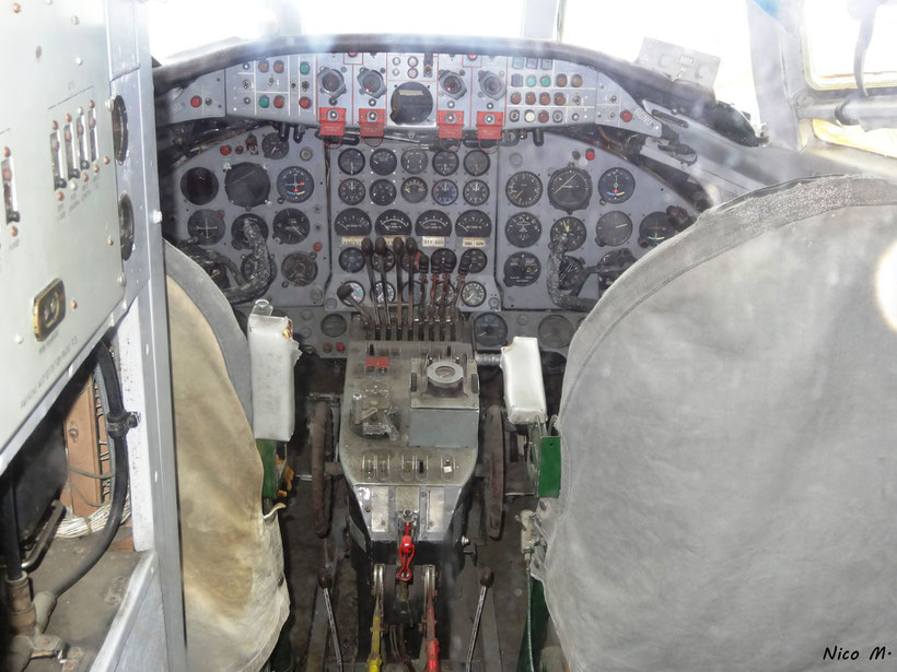 Cockpit der IL-18