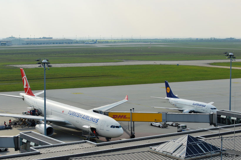 Größenvergleich zwischen A330-300 und B737-500