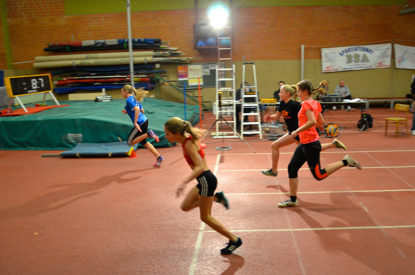 Zieleinlauf der Vorläufe 60m Sprint W14. Josepha Neusüß hier als 4. v. l.