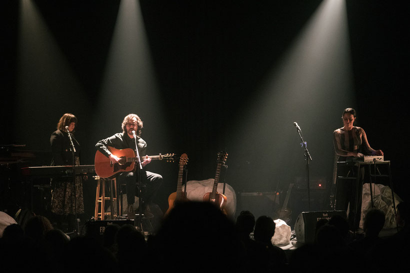 Philippe B, artiste folk, en formule trio. Super Concert achevé par une standing ovation.  Photo : Benoit Rousseau -Francos de Montréal 