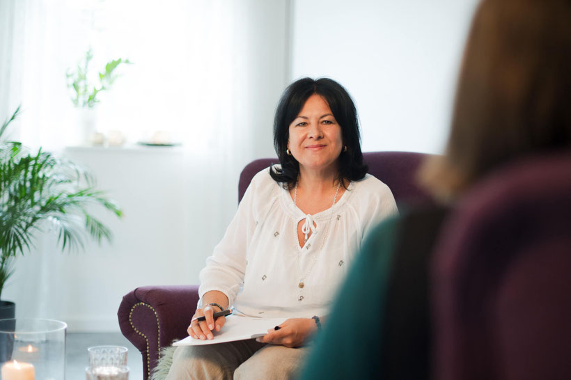 Heilpraxis Iris Müller Heilpraktikerin für ganzheitliche Frauenheilkunde, Hormone, Schilddrüse, Wechseljahre, Darm und Schilddrüsen Therapie, durch Naturheilkunde, Energiearbeit.