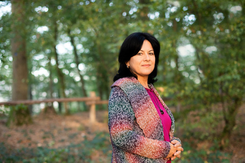 Natürliche und ganzheitliche Frauenheikunde Iris Müller Heilpraktikerin, Hormonbalance, Therapie für Fauen. Bei Wechseljahren, Zyklusbeschwerden, PMS, Pubertaet.