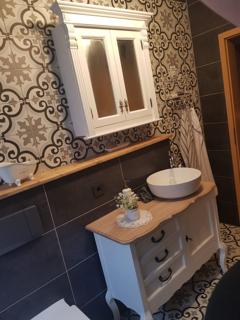 Landhauswaschtisch mit Ornamentfliesen