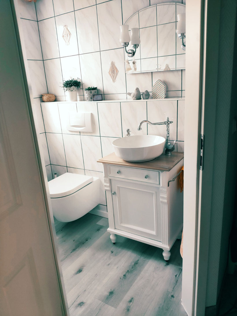 kleiner Waschtisch im Cottage Stil