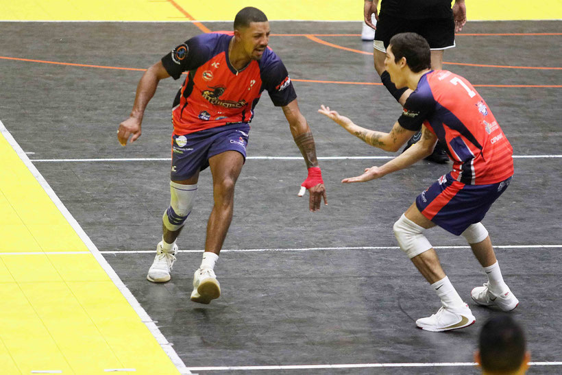 Los inspirados Atenienses de Manati inician su serie el jueves visitando a los Changos de Naranjito en la legendaria cancha Gelito Ortega frente a los Changos de Naranjito foto por Heriberto Rosario Rosa