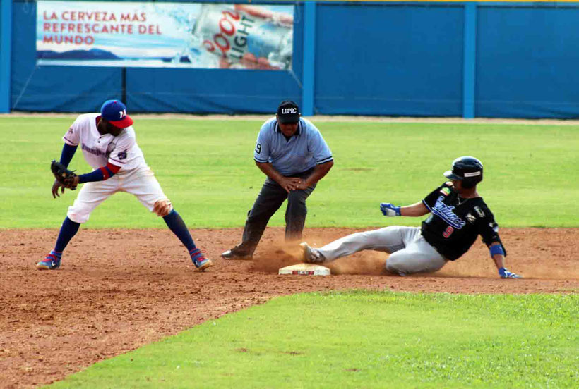 Cangrejeros de Santurce vs Atenienses de Manatí / foto por LBPRC