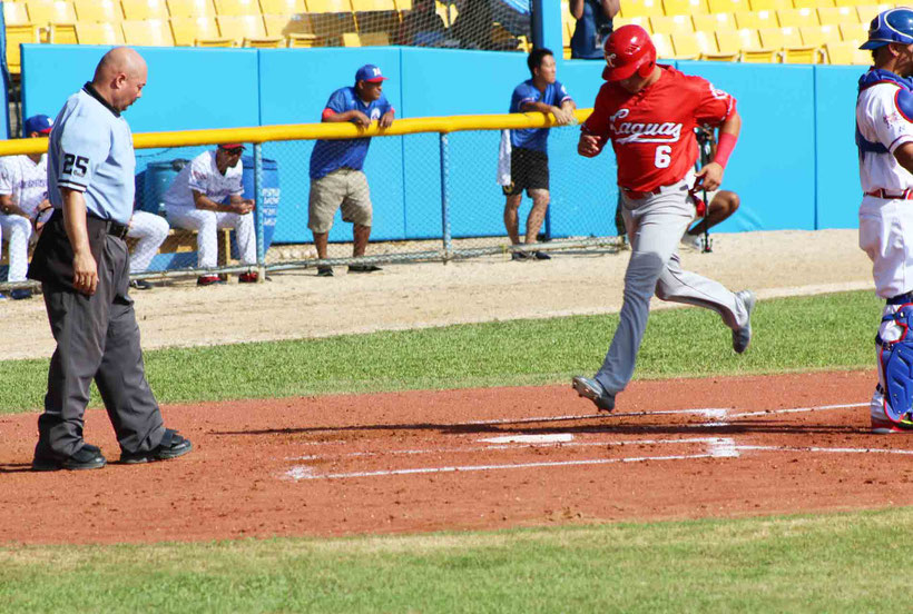 Brian Rey - Criollos de Caguas pisa el plato en la victoria sobre los Atenienses de Manati / foto por Eduardo París & Edna García (LBPRC Media)