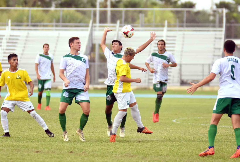 Los Tigres de la Inter y los tricampeones Tarzanes del Colegio cara a cara en semifinales. (foto por L. Minguela LAI)