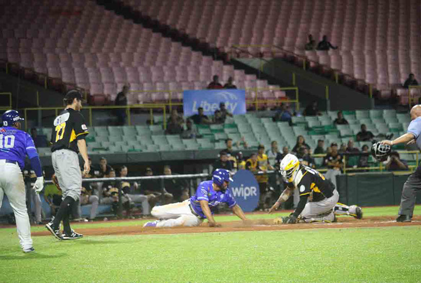 Con un inatrapable al jardín izquierdo, Gabriel Cancel remolcó la carrera de la victoria en las piernas de Reymond Fuentes quien se encontraba en segunda base, gracias a la regla de entradas extras. / Foto por LBPRC
