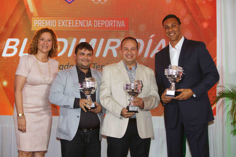 Premiada la excelencia deportiva en los dirigentes deportivos Bladimir Díaz Carlos Guzmán e Igor González. (Ángel Vázquez COPUR)