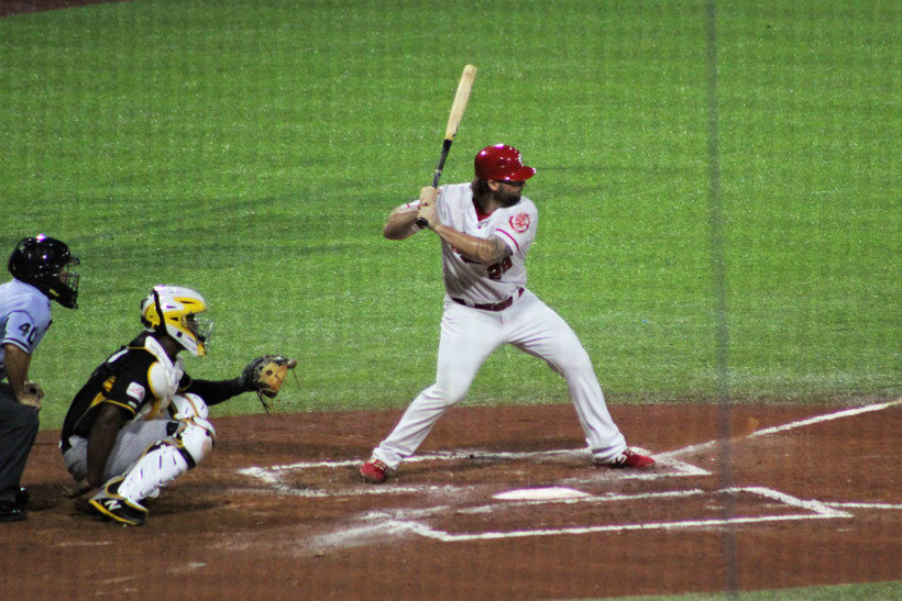 Con conteo de 1-1 en Vimael Machín, el juego fue suspendido por lluvia a las 9:13 p.m. / Fotos: Adriana Santiago / Criollos de Caguas