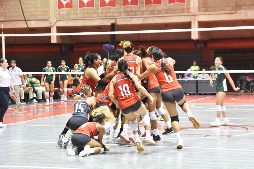 Las Taínas de la UAGM nuevas campeonas del voleibol de la LAI en su celebración (L. Minguela LAI)