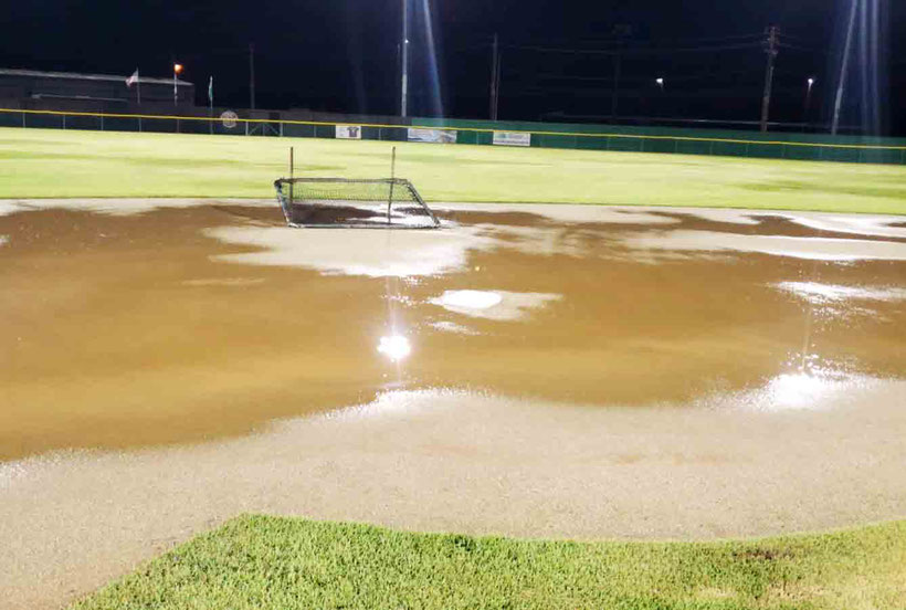 Visual de las deterioradas condiciones del terreno del estadio Francisco Rosario Paoli, de Maunabo. / foto por FBAPR