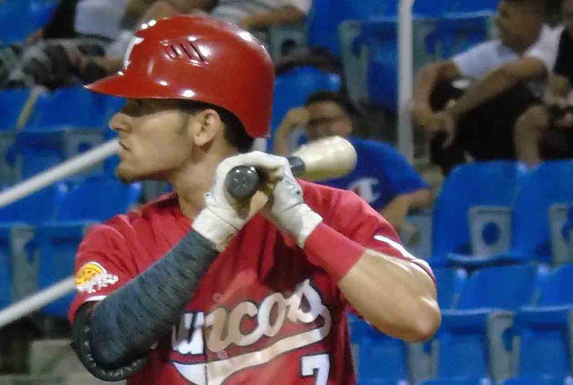 Joel Fuentes conectó un cuadrangular por los Mulos (Foto por Angelica's Photography)